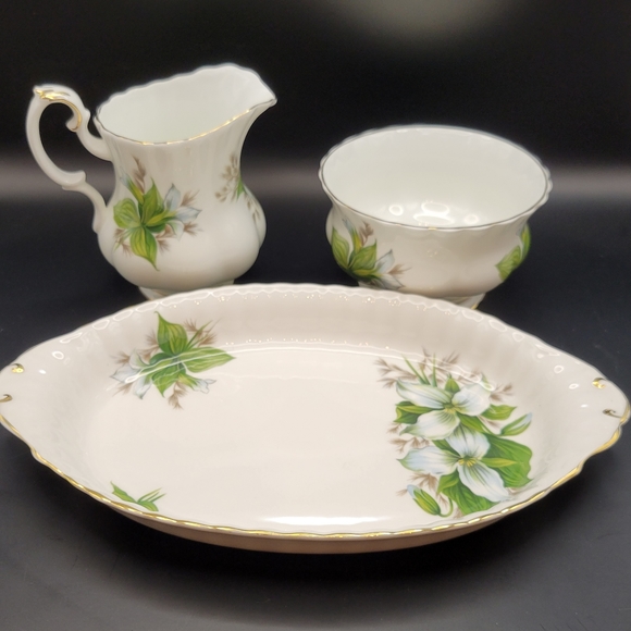 Vintage Royal Albert Cream and Sugar Set. Trillium Pattern. - Picture 4 of 8